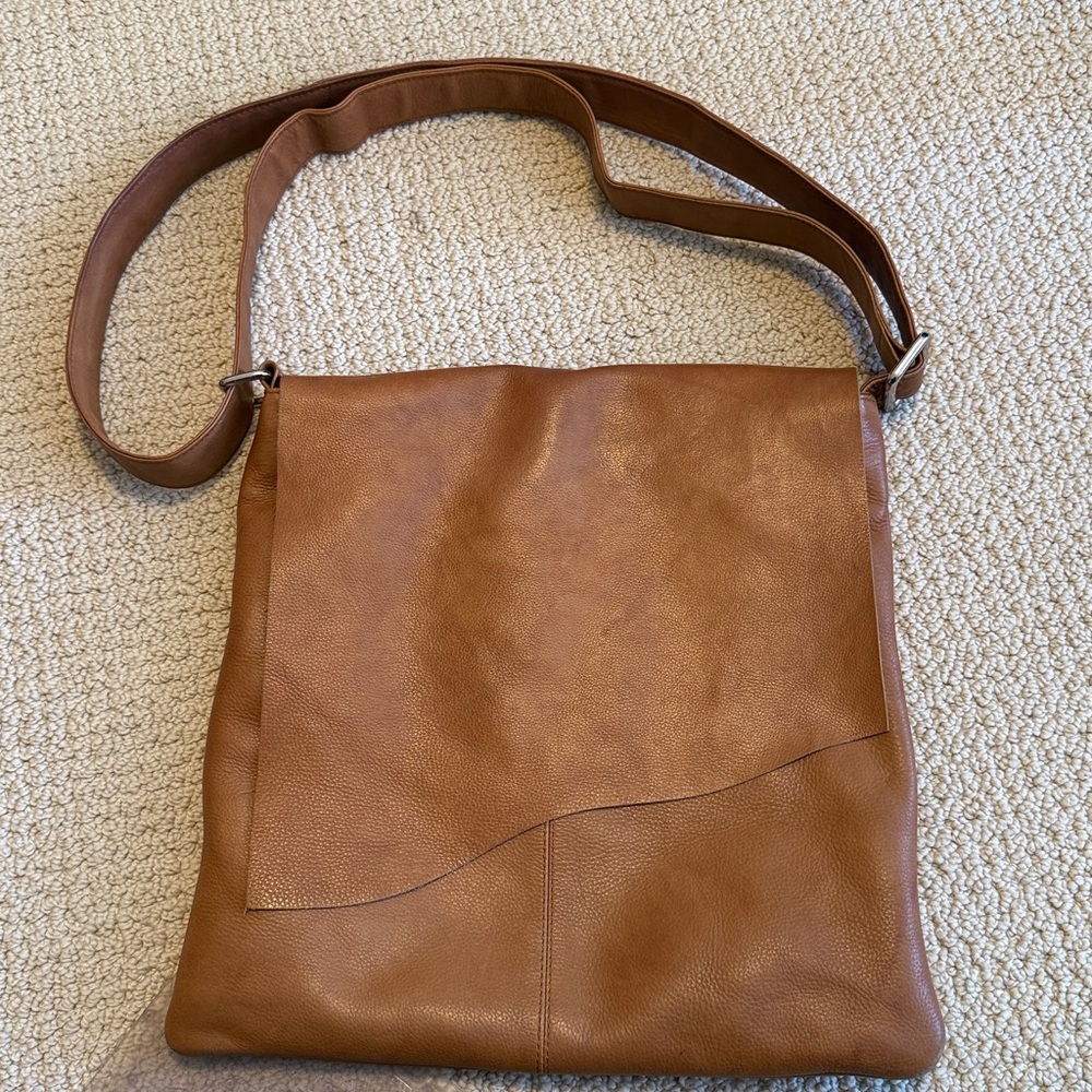 ILI New York Genuine Leather large Crossbody Bag with adjustable strap